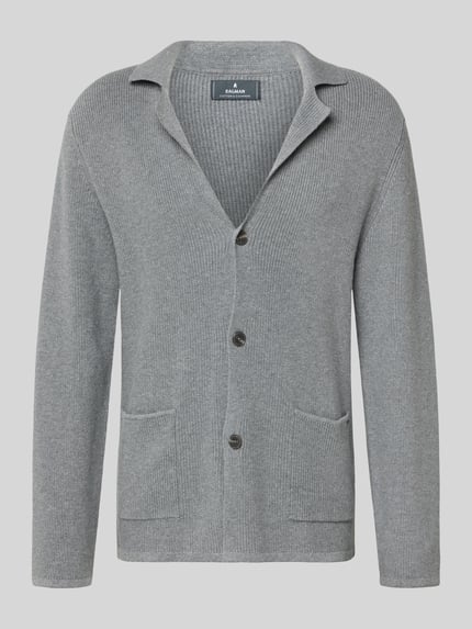Produktfoto, Kardigan rozpinany z mieszanki bawełny i wełny, krój regular fit, kołnierz z połami, listwa guzikowa, wpuszczane kieszenie, prążkowane wykończenia, długość tyłu 75 cm w rozmiarze M, długość rękawów 66 cm w rozmiarze M, Strickjacke mit Knopfleiste od RAGMAN, odcień szarości, gładka tekstura.