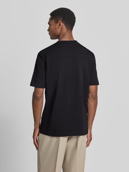 Männermodel trägt Regular Fit T-Shirt aus reiner Baumwolle Modell 'C-TAUT 41' von BOSS, Optik: Unifarben, Jersey-Textur, Ganzkörperansicht Rückansicht.