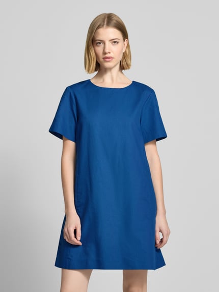 Vrouwenmodel draagt Mini-Leinenkleid aus Baumwoll-Leinen-Mix Modell 'ALOA' van Weekend Max Mara, effen kleuren, licht uitlopend, minilengte, deelnaad, knoopsluiting met oog, korte mouw, rechte zoom, zij-steekzakken, materiaal: mix van katoen en linnen. Ganzkörperansicht van voren.