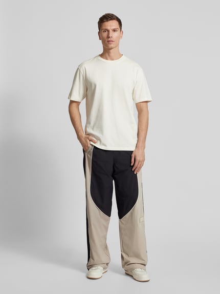 EA7 Emporio Armani Spodnie treningowe z szeroką nogawką i naszywką z logo model ‘TRAIN 7.0’ Czarny 1