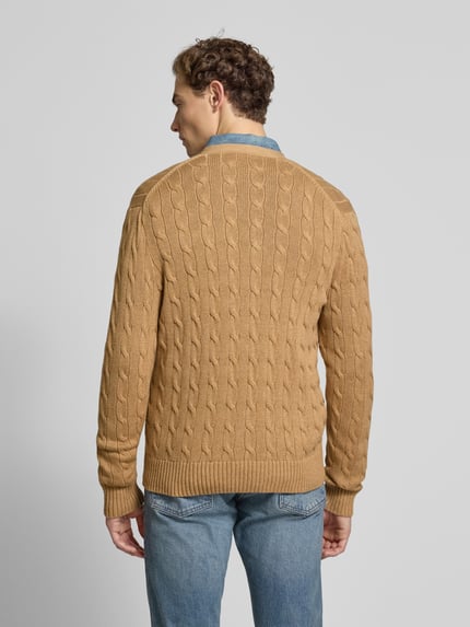 Mannelijk model draagt Strickjacke mit Knopfleiste van Polo Ralph Lauren, regular fit, katoen, V-hals, beige kabelstructuur, rugaanzicht.