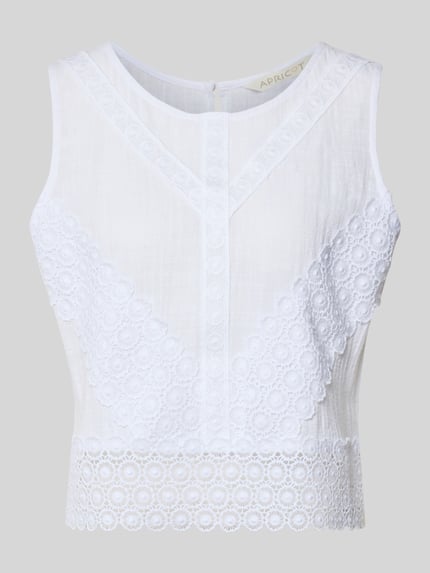 Produktfoto, Regular Fit Top mit Lochstickerei von Apricot aus reiner Baumwolle, ärmelloses Design, weiß, strukturierte Oberfläche, Rundhalsausschnitt.