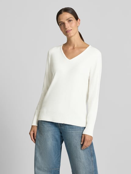 Frauenmodel trägt Regular Fit Sweatshirt aus Viskose-Anteil von Christian Berg Woman, V-Ausschnitt, gerippte Abschlüsse, weiß, Ganzkörperansicht von vorne.