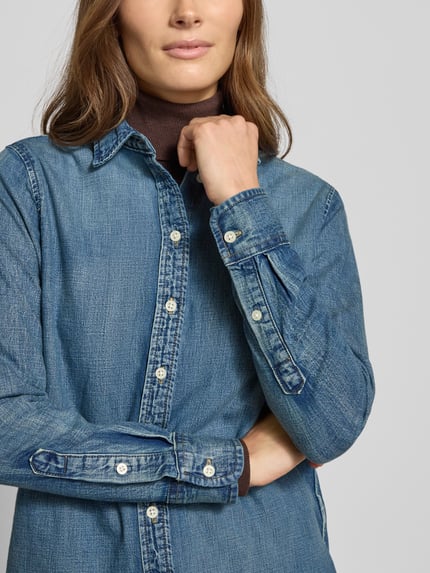 Frauenmodel trägt Regular Fit Jeansbluse Modell 'JAMELKO' von Lauren Ralph Lauren aus reiner Baumwolle, Nahaufnahme Oberkörper.