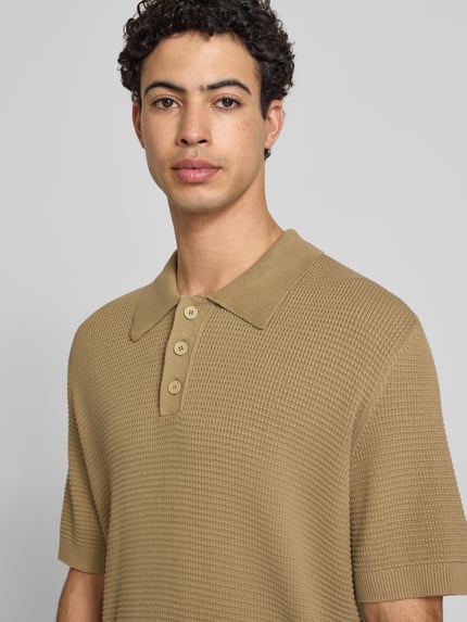 Männermodel trägt Regular Fit Poloshirt aus reiner Baumwolle von Marc O'Polo Denim in Optik: Unifarben, Nahaufnahme Oberkörper.