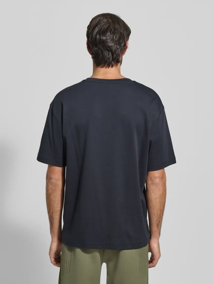 Mężczyzna model nosi Relaxed Fit T-Shirt aus reiner Baumwolle Modell 'JOIN' von BOSS Green, czarny, gładki, bawełna, widok z tyłu, zdjęcie całej sylwetki.