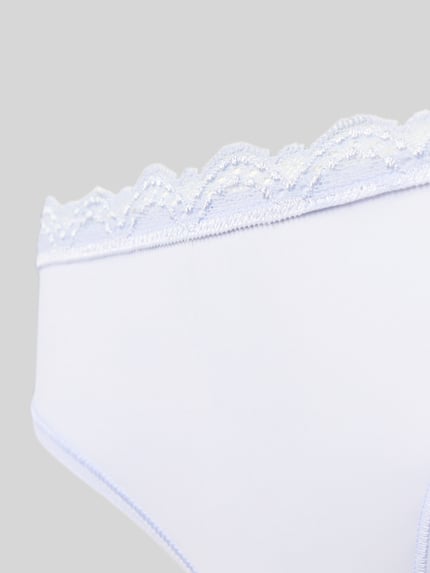 Frauenmodel trägt Slip im semitransparentem Design von Calvin Klein Underwear, Elastischer-Material-Mix, Spitzenbesatz, Nahaufnahme Oberkörper.