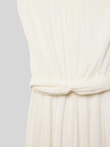 Produktfoto, Jumpsuit mit Rundhalsausschnitt von DANAMADE, kremowy kolor, luźny krój, marszczony materiał, pasek z tkaniny, długość tyłu 119 cm