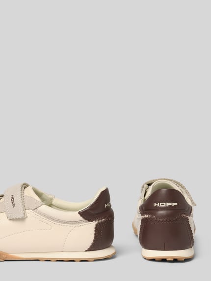 Produktfoto, Sneakersy z naturalnej skóry z rzepem Model 'Bridge' od HOFF w kolorze kremowym i brązowym, krój zaokrąglony, wysokość obcasa w rozmiarze 40: 1 cm, wysokość cholewki w rozmiarze 40: 8 cm, szerokość w rozmiarze 40: 9 cm, gładka tekstura