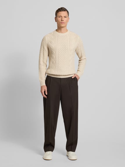 Männermodel draagt gebreide pullover met structuurpatroon, model 'SEAN' van Jack & Jones Premium, katoenmix, regular fit, ronde hals, ganzkörperansicht van voren.