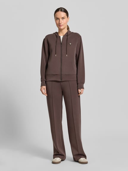 Vrouwenmodel draagt sweatjack met capuchon model 'OLYMPE' van Guess Activewear met materiaalmix met modal, regular fit, labelapplicatie en ritssluiting, full-body vooraanzicht.