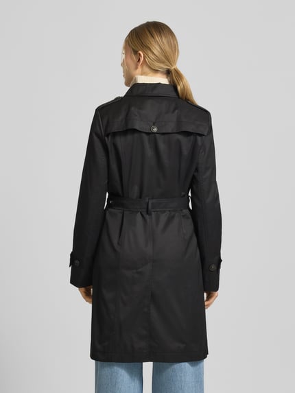 Frauenmodel trägt Regular Fit płaszcz z wykładanym kołnierzem od Fuchs Schmitt, mieszanka bawełny, czarny, długość tyłu 94 cm, talia podkreślona, dwurzędowa listwa guzikowa, odpinana materiałowa tasiemka, szerokość ramion w rozmiarze 36: 40 cm, szerokość klatki piersiowej w rozmiarze 36: 45 cm, długość rękawów w rozmiarze 36: 64 cm, widok całej sylwetki z tyłu