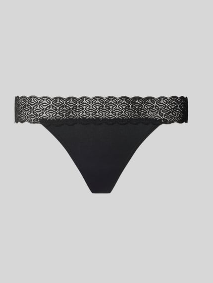 Produktfoto, schwarzer String aus Modal-Mix von Jake*s Casual mit breitem Spitzenbund vor hellem Hintergrund.