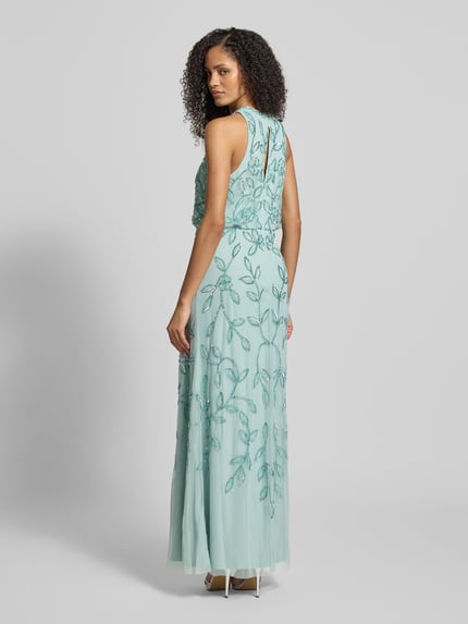 Frauenmodel trägt Abendkleid mit Rundhalsausschnitt von Adrianna Papell in Mint, taillierter Schnitt, blickdichtes Unterkleid, Ganzkörperansicht Rückansicht. Rückenlänge bei Größe 36: 149 cm, Brustweite: 40 cm, mit Nahtreißverschluss. Florales Muster, fließende Struktur.