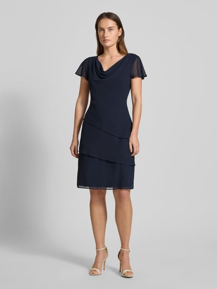 Vrouwenmodel draagt Tailliertes Cocktailkleid met Volants van Christian Berg Cocktail, donkerblauw, getailleerd, watervalhalslijn, volantmouwen, zijrits, geheellichaamsfoto van voren.