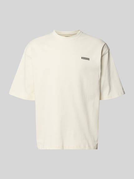 Produktfoto, cremeweißes T-Shirt mit Label-Print Modell 'Beam' von WOODBIRD, reine Baumwolle, lockerer Schnitt, glatte Struktur