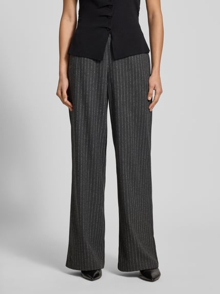 Vrouwenmodel draagt Hose mit elastischem Bund van Milano Italy, wijde pijpen, grijs met fijne strepen, zachte textuur, vooraanzicht volledige lichaamsfoto.