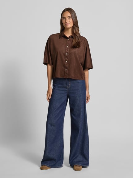 Frauenmodel trägt Boxy Fit Bluse mit 1/2-Arm Modell 'Fermes' von OPUS im Material-Mix mit Stretch-Anteil, Ganzkörperansicht von vorne.