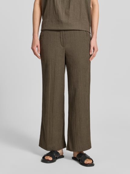 Frauenmodel trägt Wide Fit Stoffhose mit Strukturmuster Modell 'Mileni' von OPUS, Elastischer-Material-Mix, Eingrifftaschen, Ganzkörperansicht von vorne.