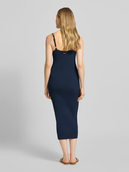 Kobiece modelka nosi Midikleid mit tiefem Rundhalsausschnitt od oni, niebieska, elastyczna mieszanka wiskozy, krój slim fit, regulowane ramiączka, długość tyłu w rozmiarze S: 104 cm, szerokość w rozmiarze S: 36 cm, delikatny prążkowany materiał, widok całej sylwetki od tyłu