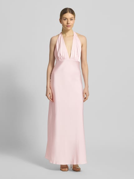 Frauenmodel trägt Maxikleid mit V-Ausschnitt Modell 'Dascha' von JOOP! in zartem Rosa, Satin, körpernah geschnitten, Ganzkörperansicht von vorne.