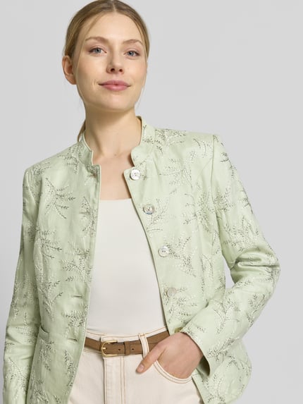 Frauenmodel trägt Slim Fit Blazer mit Stitchings und Stehkragen von WHITE LABEL in zartem Mintgrün mit dezentem Muster, Nahaufnahme Oberkörper. Kontext: Damen Blazer, Stehkragen, Knopfleiste, Eingrifftaschen, Rückenlänge 59 cm, Brustweite 47 cm, Ärmellänge 65 cm.