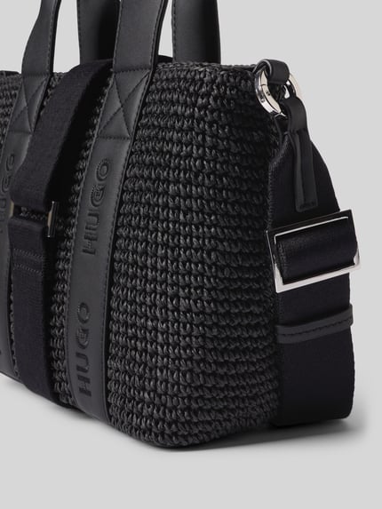 Produktfoto, Henkeltasche aus Papier Modell 'BECKY ST_MINI TOTE' von HUGO, czarna, jednokolorowa faktura przypominająca plecionkę, brelok z logo, zamknięcie na suwak, odpinany pasek na ramię
