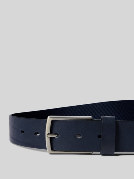 Produktfoto, Gürtel mit Dornschließe von Lloyd Men's Belts in Dunkelblau mit matter Oberfläche, klassische Passform, Detailaufnahme.