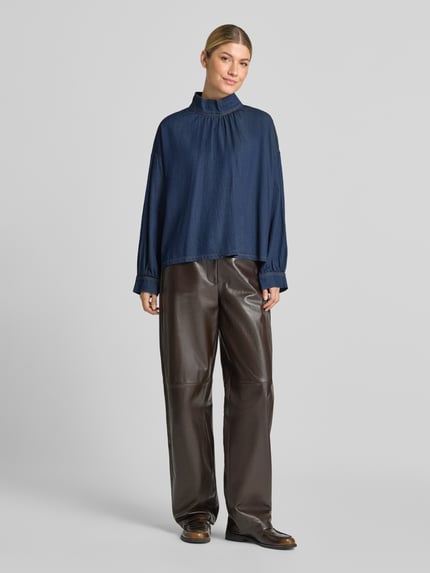 Vrouwenmodel draagt Relaxed Fit jeansblouse uit mix van katoen en lyocell van Jake*s Casual in donkerblauw, Ganzkörperansicht von vorne