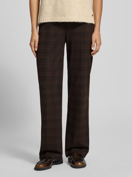 Frauenmodel trägt Super Slim Fit Weite Hose mit Baumwoll-Viskose-Anteil Modell 'LILLYTH' von Raphaela By Brax, kariertes Muster, Brauntöne, Nahaufnahme Unterkörper.