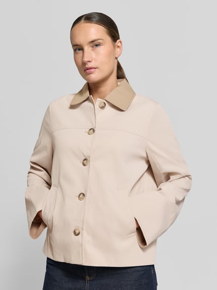 Frauenmodel trägt Regular Fit Blouson mit Umlegekragen Modell 'CHELSEAPOPPY' von VERO MODA, beige, glatte Textur, Ganzkörperansicht von vorne, Damen Bomberjacke / Blouson.