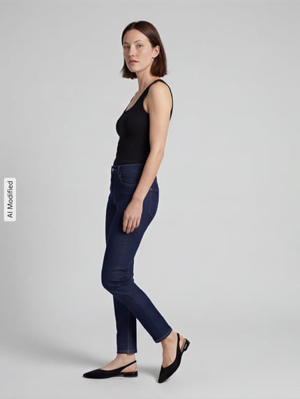 Frauenmodel trägt Straight Fit Jeans aus Baumwoll-Mix Modell 'Dream' von MAC in Dunkelblau, glatte Textur, Ganzkörperansicht von vorne, Damen Straight Fit Jeans von MAC, KI-modifiziertes Bild.