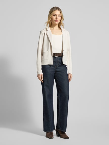 Vrouwenmodel draagt Sweatblazer met zakken en revers van Christian Berg Woman, materiaalmix met modal, regular fit, reverskraag, knoopsluiting, geheel lichaam vooraanzicht