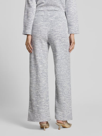 Frauenmodel trägt Hose in Bouclé-Optik mit elastischem Bund von Christian Berg Woman aus Baumwoll-Mix, Wide-Fit, meliert, Ganzkörperansicht Rückansicht.