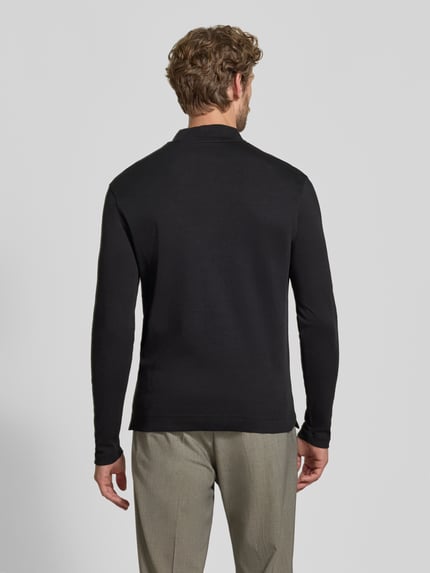 Männermodel trägt Regular Fit Longsleeve aus reiner Baumwolle mit Stehkragen von Christian Berg Men, schwarze Farbe, elastische Abschlüsse, Rückenlänge 65 cm, Ganzkörperansicht Rückansicht.