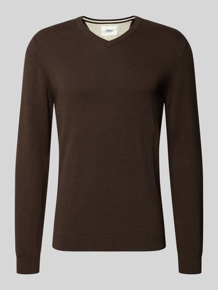Produktfoto, Pullover mit Logo-Stitching von S.OLIVER CASUAL in Dunkelbraun, feinstrukturiertes Strick, unifarben, V-Ausschnitt, langarm, Rippabschlüsse