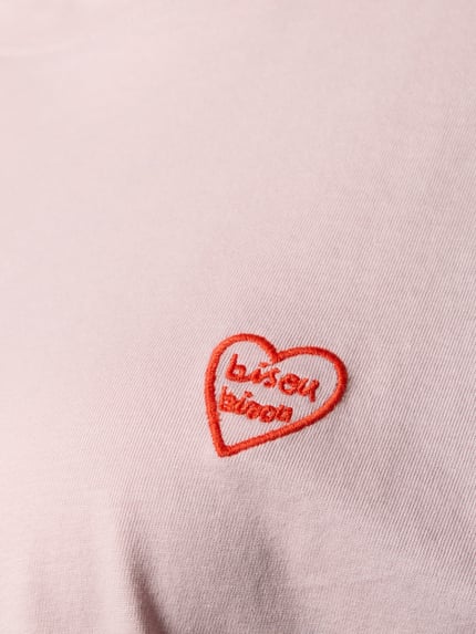 Frauenmodel trägt Regular Fit T-Shirt mit Motiv-Stitching von Jake*s Casual, reine Baumwolle, Rundhalsausschnitt, Nahaufnahme Oberkörper.