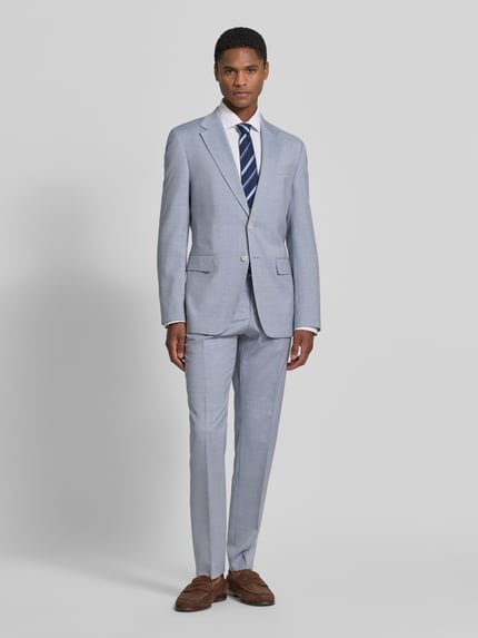 Männermodel trägt hellgrauen Slim-Fit Anzug aus Schurwolle Modell 'H-HUGE-2PCS-263' von BOSS, Ganzkörperansicht von vorne. Herren Anzug.