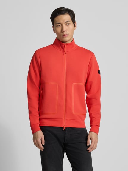Männermodel trägt Regular Fit Jacke mit Stehkragen Modell 'Scott' von Peuterey in Rot, Zweiwege-Reißverschluss, Ganzkörperansicht von vorne.