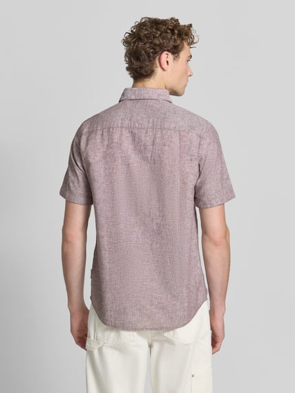 Męski model nosi Regular Fit Freizeithemd aus Leinen-Baumwolle-Mix von Tom Tailor, jednokolorowy, krój regular fit, kołnierzyk typu kent, jednorzędowa listwa guzikowa, krótki rękaw, materiał: mieszanka lnu i bawełny, widok całej sylwetki z tyłu.