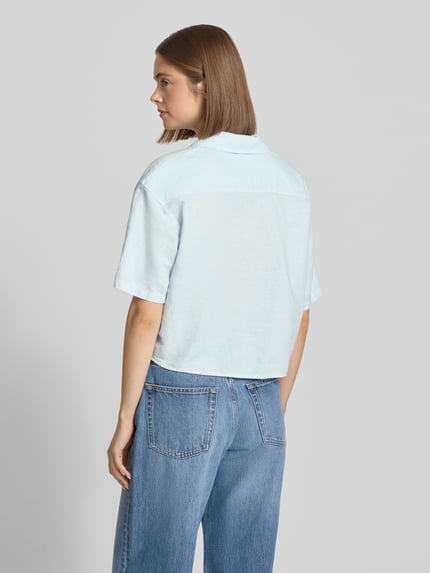 Frauenmodel trägt Regular Fit Leinenbluse aus Leinenmix mit Bindedetail von Tommy Jeans in Optik: Unifarben, Rückansicht Ganzkörperansicht.