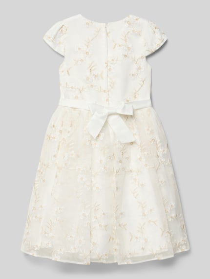 Mädchen trägt Midikleid mit Rundhalsausschnitt von DANAMADE, taillierter Schnitt, Nahtreißverschluss, Schleifen-Detail, Rückenlänge 78 cm, Ärmellänge 9 cm, Ganzkörperansicht Rückansicht