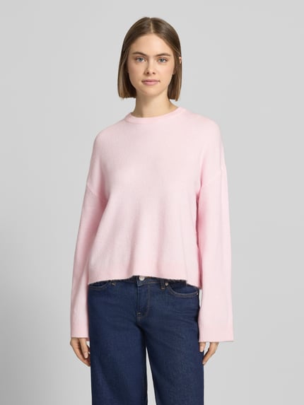 Vrouwenmodel draagt Relaxed Fit Strickpullover met crew neck model 'SIMONI' van Only, melangelook, roze, langemouw, ribboord, gebreid, vooraanzicht bovenlichaam.