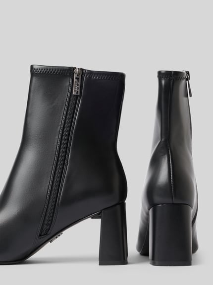 Produktfoto, Stiefeletten in Leder-Optik Modell 'Hurst' von Steve Madden mit eckiger Form, Blockabsatz und seitlichem Reißverschluss.