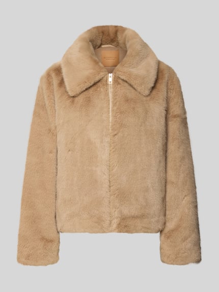 Produktfoto, Jacke aus Kunstfell von Rich & Royal in hellbrauner Farbe, sichtbare Textur mit Umlegekragen und Reißverschluss, Damen Jacke, gerade Passform, Rückenlänge 57 cm, Schulterbreite 43 cm, Brustweite 55 cm, Ärmellänge 66 cm