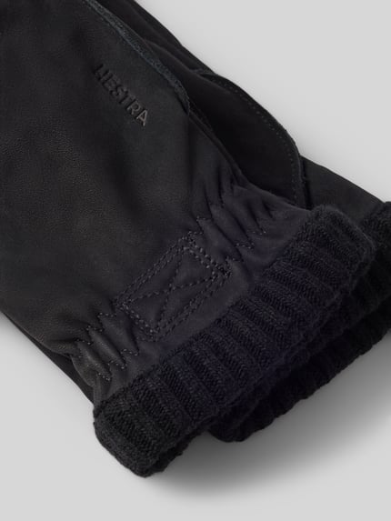 Productfoto, zwarte Handschuhe aus echtem Leder Modell 'Joar Nubuck' van Hestra, elastische boorden, labeldetail, gladde textuur