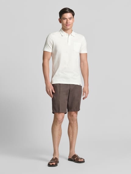 Männermodel trägt Regular Fit Poloshirt mit Brusttasche von Lerros in Creme, Reine Baumwolle, Polokragen, Knopfleiste, Logo-Stitching, Ganzkörperansicht von vorne. Rückenlänge bei Größe M: 66 cm.