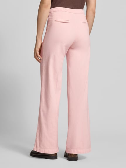 Frauenmodel trägt Wide Leg Hose mit Bügelfalten Modell 'Bridget' von SEDUCTIVE, Leinen-Baumwoll-Mix, blassrosa, Ganzkörperansicht Rückansicht.