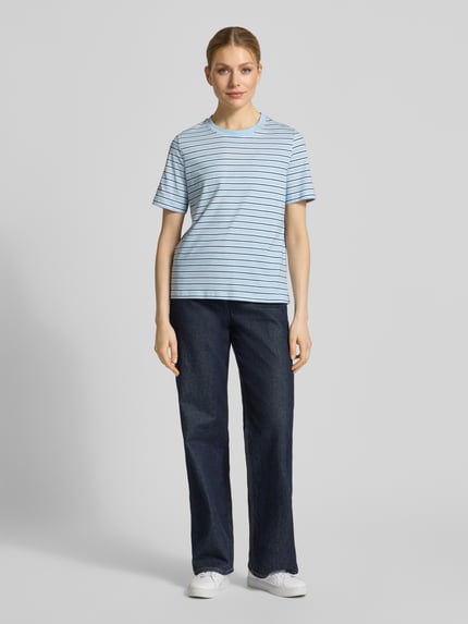 Modelka kobieca nosi Regular Fit T-Shirt aus reiner Baumwolle Modell 'PAULINA' von Vero Moda, błękit w paski, okrągły dekolt, jersey, krój regular fit, przód całej sylwetki