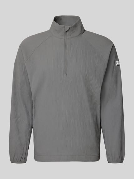 Produktfoto, Regular Fit Sweatshirt mit Strukturmuster von EA7 Emporio Armani, szary kolor, elastyczna mieszanka materiałów, krój regular fit, fakturowany wzór, stójka z zamkiem błyskawicznym, naszywka z logo, elastyczne zakończenia rękawów, długość tyłu dla rozmiaru M: 72 cm, długość rękawów dla rozmiaru M: 68 cm